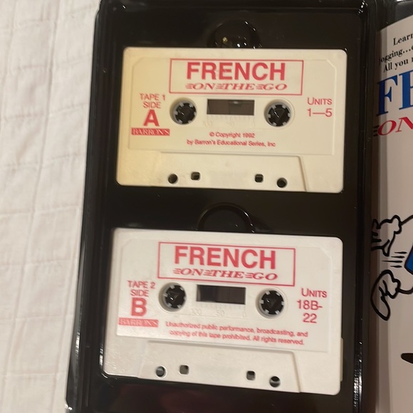 Barrons French on the go level one audiocassettes & book dialogue & words list - Picture 4 of 5